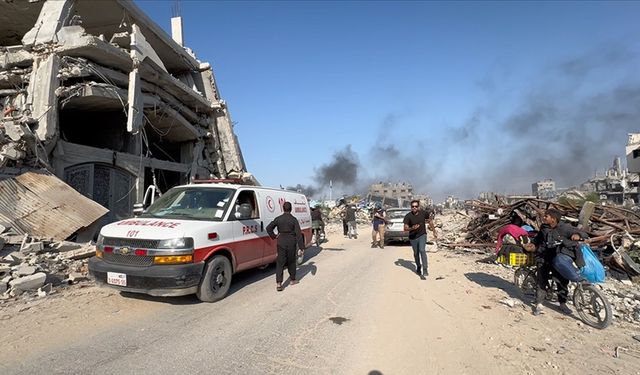 İşgalci İsrail ordusu, Gazze Şeridi'nin kuzeyine tahliye broşürleri ile birlikte bomba attı