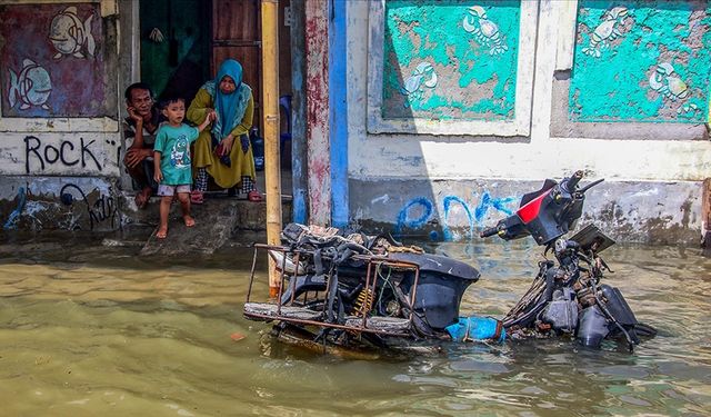 Endonezya'da ani sel ve toprak kaymaları sonucu ölenlerin sayısı 20'ye çıktı