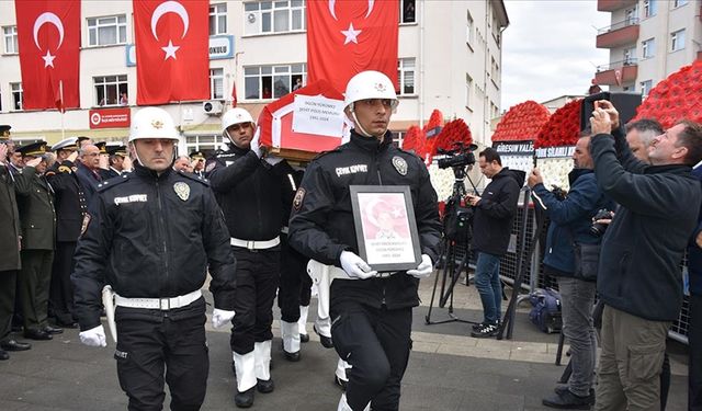 İstanbul'da trafik kazasına müdahale ederken şehit olan polis toprağa verildi