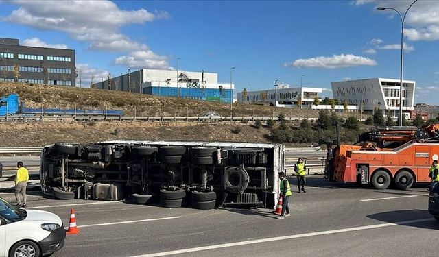 Anadolu Otoyolu'nun Kocaeli kesiminde devrilen kamyon ulaşımı aksattı