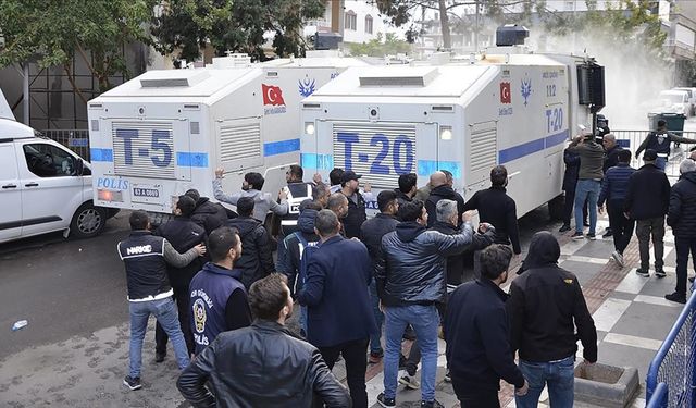 Halfeti Belediyesi önünde polise taşlı saldırıda bulunan 8 kişi yakalandı