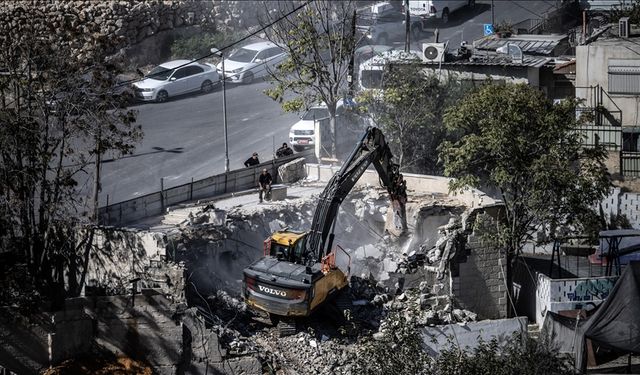 Soykırımcı İsrail ordusu, işgal altındaki Batı Şeria'da Filistinlilere ait iki ev ve bir tesisi yıktı