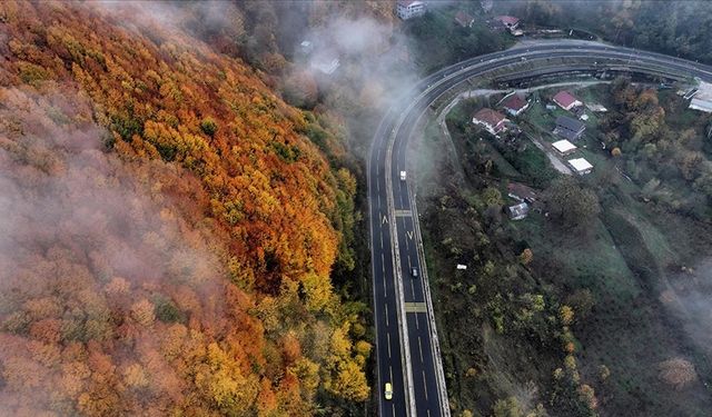 Bolu Dağı'ndan geçen sürücüler mola yerlerinde zirveden manzarayı izliyor