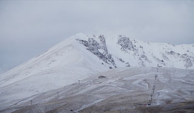 Kayak merkezlerinde en fazla kar kalınlığı 80 santimetreyle Erciyes'te ölçüldü