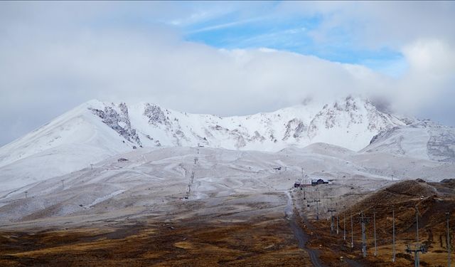 Erciyes Kayak Merkezi'ne kar yağdı