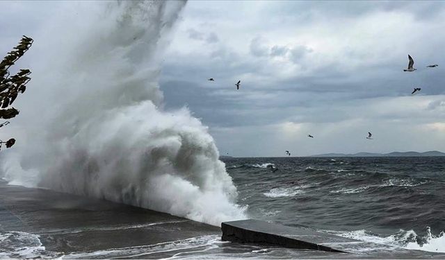 Avcılar'da lodosun etkisiyle dalgalar mendireği aştı