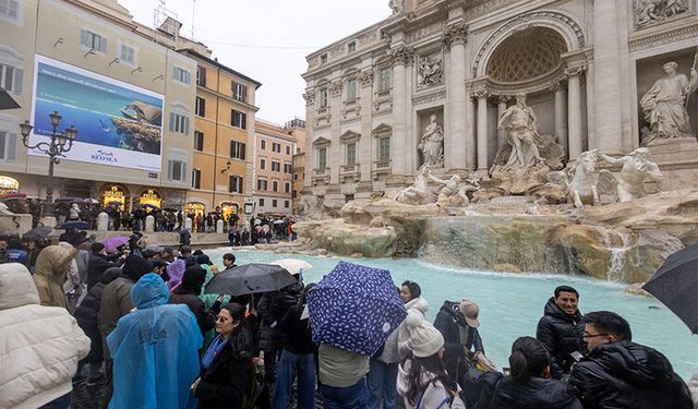 Roma'nın tarihi Trevi Çeşmesi bakım çalışmalarının ardından yeniden açıldı