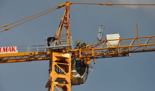 45 metre yüksekteki vinçte oğlunun doğum gününü kutlayıp, namaz kıldı