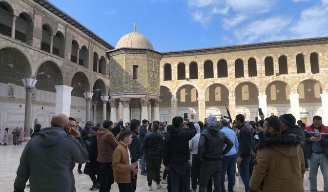 Suriyeliler, Şam'daki Emevi Cami'sine akın etti