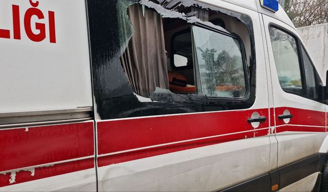 Ambulanslara 74’üncü kez taşlı saldırıda bulundu; gören telsizden uyarmaya başladı