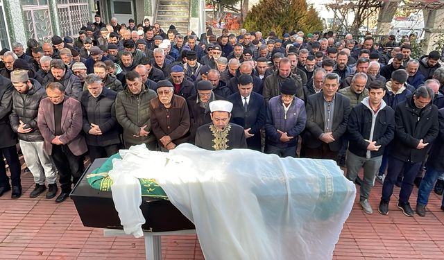 Baygın bulunup, hastanede ölen kadın toprağa verildi; eşi sorguda