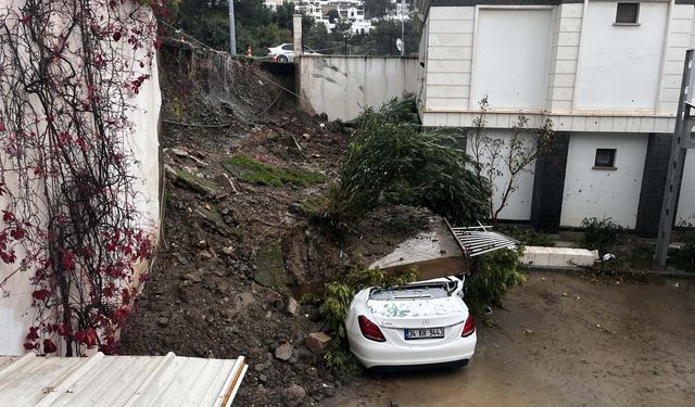 Bodrum'da istinat duvarı çöktü, park halindeki otomobil ile 1 ev zarar gördü