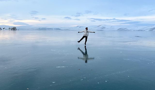 Buz pateni antrenöründen Çıldır Gölü’nde buz dansı