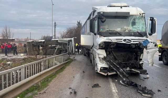 Balıkesir'de öğrenci servisi TIR'la çarpıştı: 8’i ağır 26 yaralı