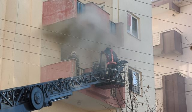 Çakmakla oynayan çocuk yangın çıkardı, 2 kişi dumandan etkilendi