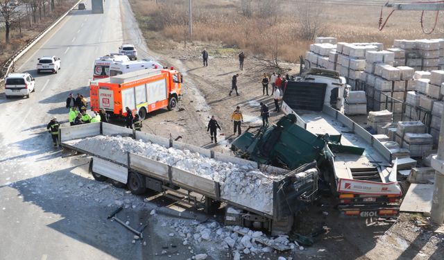 Eskişehir'de TIR'lar çarpıştı; 1 ölü, 1 yaralı