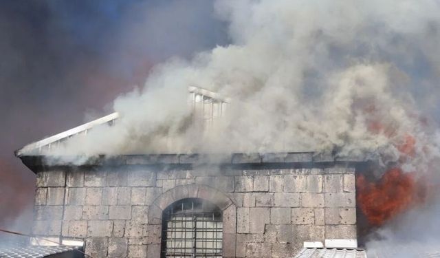 Erzurum'da tarihi Taş Ambarlar'da yangın