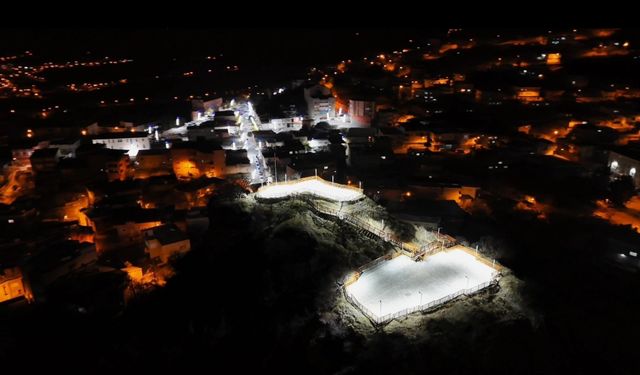 Hazo Kalesi hem gece hem gündüz görüntüsüyle dikkat çekiyor