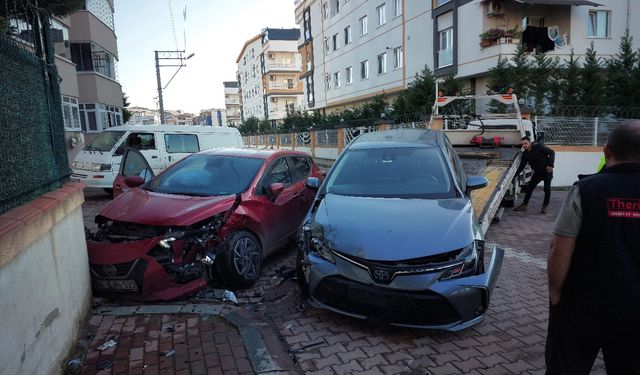 İki otomobil kavşakta çarpıştı: 1’i çocuk, 3 yaralı