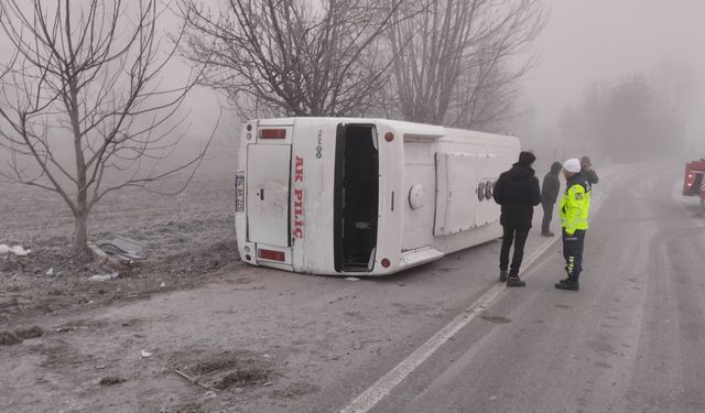 İşçi servis midibüsü buzlanan yolda devrildi; 1 ölü, 8 yaralı