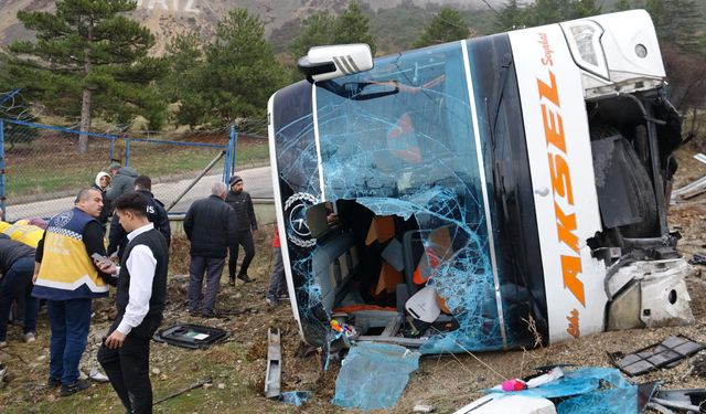 Yolcu otobüsü tarlaya uçtu! Ölü ve çok sayıda yaralı var