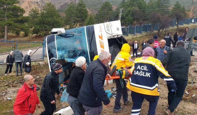 Isparta'da yolcu otobüsü devrildi; yaralılar var