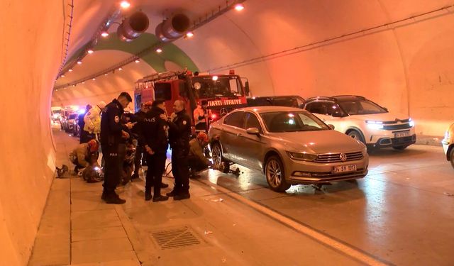 Beyoğlu’nda motosikletli kurye otomobilin altında kaldı