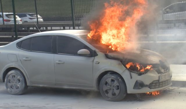 İstanbul- Küçükçekmece D-100'de otomobil alev alev yandı; trafik durdu