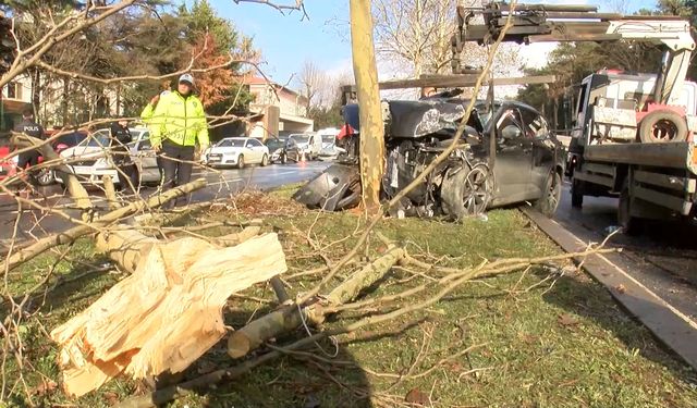 Sarıyer’de 2 otomobile vurduktan sonra ağaca çarptı: 2 yaralı