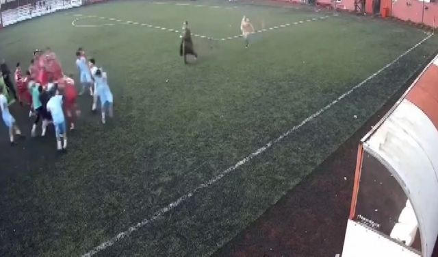 İstanbul- Şişli'de U-14 maçında futbolcular birbirine girdi