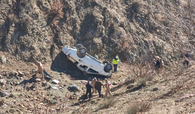 Kamyonet uçuruma yuvarlandı; 1 ölü, 3'ü ağır 6 yaralı