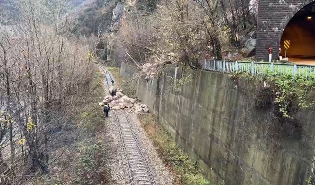 Karabük’te heyelan nedeniyle demir yolu ulaşıma kapandı