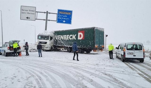 Refüje çarpan tır nedeniyle Çorum-Yozgat kara yolu 2 saat ulaşıma kapalı kaldı