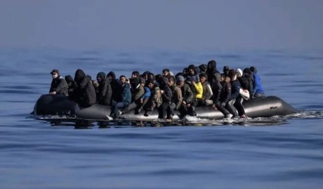 Manş Denizi üzerinden İngiltere'ye gitmeye çalışan göçmenler kurtarıldı