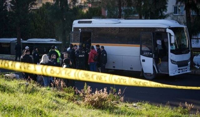 İzmir'de öğrenci servisi TIR'a çarptı: 1 ölü, 1 yaralı