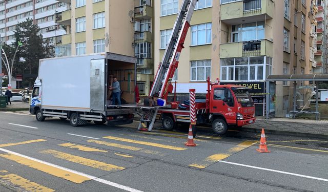 Rize’de fırtına sonrası mühürlenen 8 katlı binada oturan aileler taşınıyor