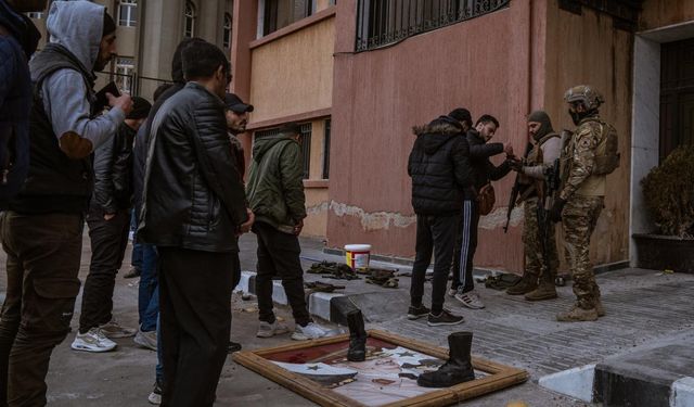 Suriye'de Esad yönetiminin askeri unsurları silahlarını teslim etmeye devam ediyor