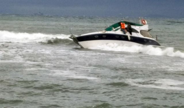 Tekirdağ'da fırtınada yan yatan teknedeki 2 kişi kurtarıldı