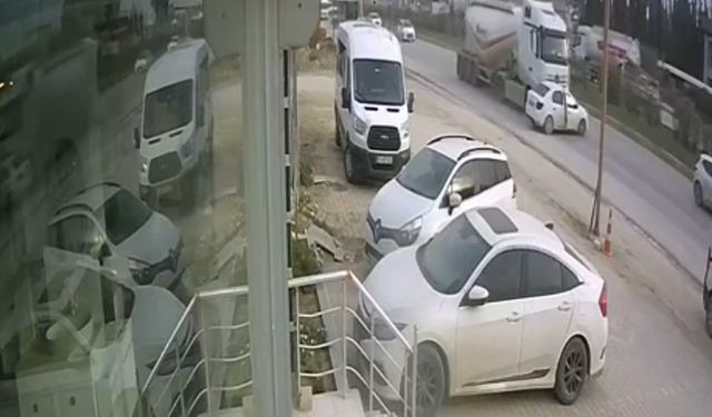 TIR, çarptığı otomobili 150 metre sürükledi; o anlar kamerada