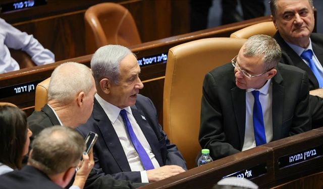 Soykırımcı İsrail Başbakanı Netanyahu zorda, hastane yatağından Meclis'e geldi