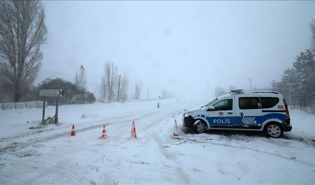 Malatya-Kayseri kara yolunda kar etkili oluyor