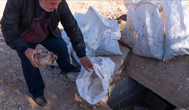 Şam'da ceset kalıntılarıyla dolu çuvalların bulunduğu yeni toplu mezarı görüntüledi