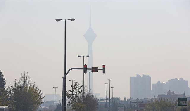 Tahran'da hava kirliliği nedeniyle tüm okullar ve kurumlar tatil edildi