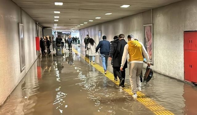 Fatih'te metro alt geçidini kanalizasyon suyu bastı