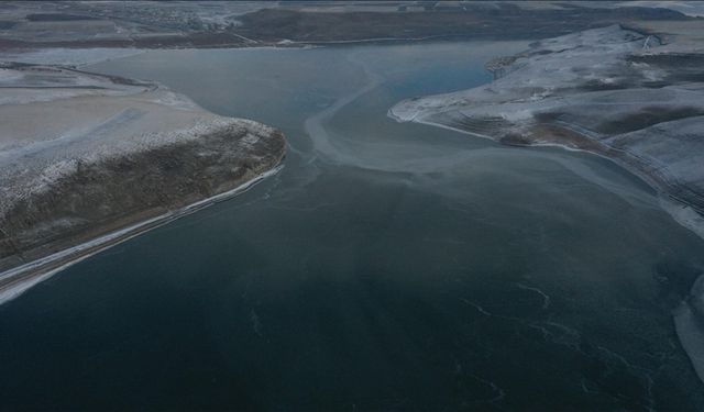 Kars Barajı'nın yüzeyi soğukların etkisiyle buz tuttu