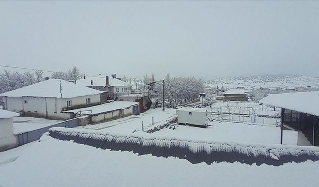 Antalya'nın yüksek kesimlerinde kar, kent merkezinde ise sağanak etkili oluyor