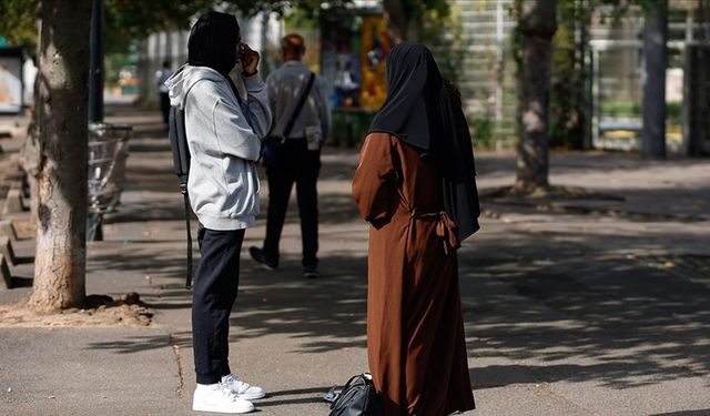 Fransa'da Müslüman bir kadın, erkek memurla tokalaşmayı reddettiği için sorgulanmak amacıyla karakola çağrıldı