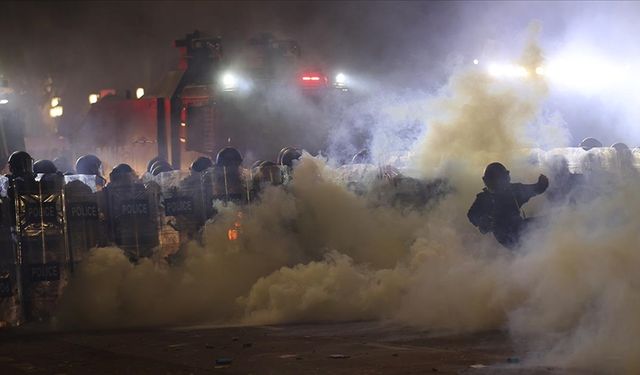 Gürcistan'da polisin müdahale ettiği göstericiler dağılmaya başladı