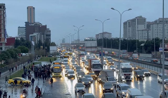 İstanbul'da haftanın ilk iş gününde trafik yoğunluğu yaşanıyor