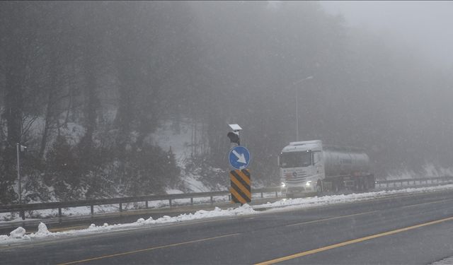 Bolu Dağı'nda kar etkili oluyor